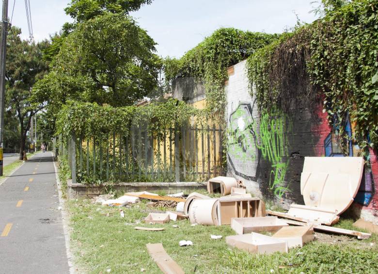 Personas inescrupulosas aprovechan cualquier rincón que carezca de vigilancia, para dejar todo tipo de residuos; en este caso, en la carrera 65 con calle 32B, muebles viejos. FOTO mario valencia