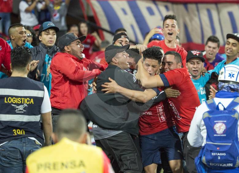 Hoy más que nunca se necesita de la unión entre los hinchas rojos y sus jugadores para lograr la remontada. FOTO edwin bustamante