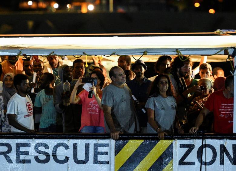 El Open Arms zarpó en la tarde del martes en el puerto italiano de Lampedusa. FOTO: Reuters.
