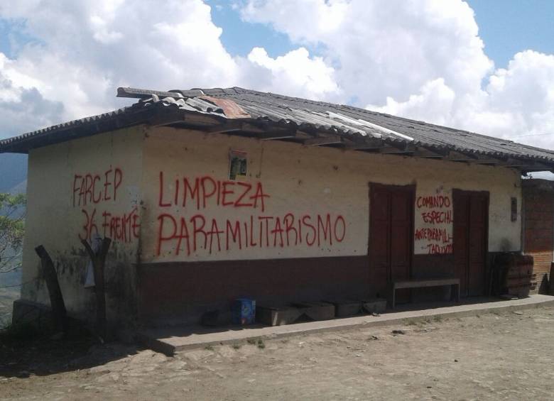 Las disidencias del frente 36 han pintado varias casas en Briceño e Ituango. FOTO ARCHIVO