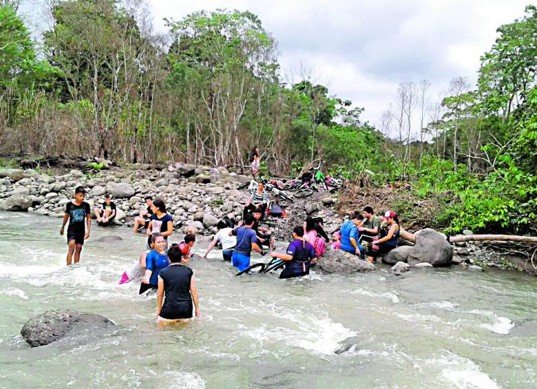 De esta manera deben cruzar estudiantes, campesinos e indígenas el río Chigorodó. La comunidad pide a la administración municipal un puente, para evitar futuras tragedias. FOTO CORTESÍA 