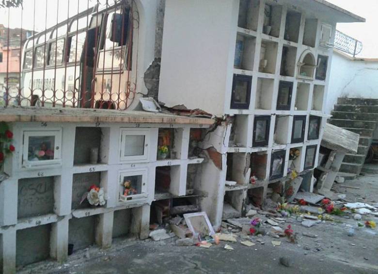 El accidente afectó 75 osarios del cementerio municipal. FOTO: CORTESÍA LA CHIVA DE URABÁ