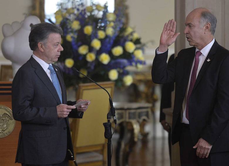 El ministro Enrique Gil Botero asumió la cartera de Justicia ya que su antecesor, Jorge Londoño, renunció para aspirar al Senado por el Partido Verde. Ayer Santos posesionó a Gil. FOTO presidencia