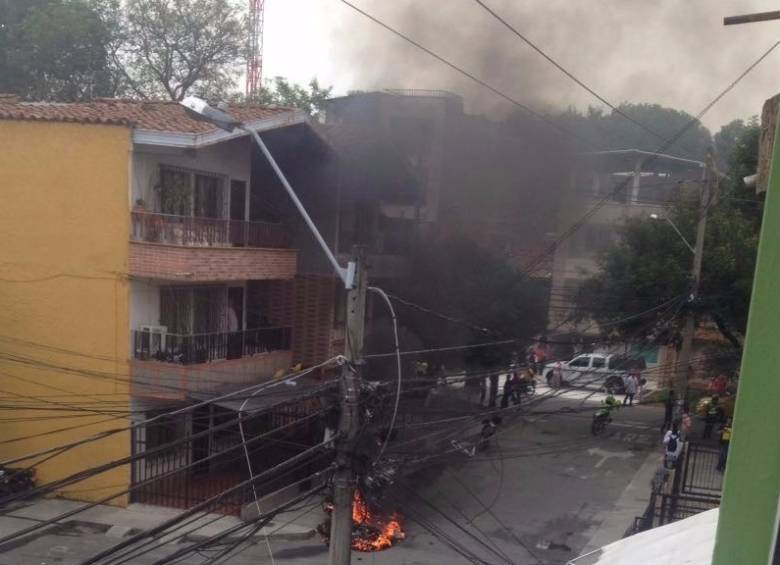 Dos motocicletas, en las que se desplazaban al parecer dos hombres que le cometieron hurto a un sujeto, fueron quemadas en el barrio Cristo Rey. FOTO Cortesía