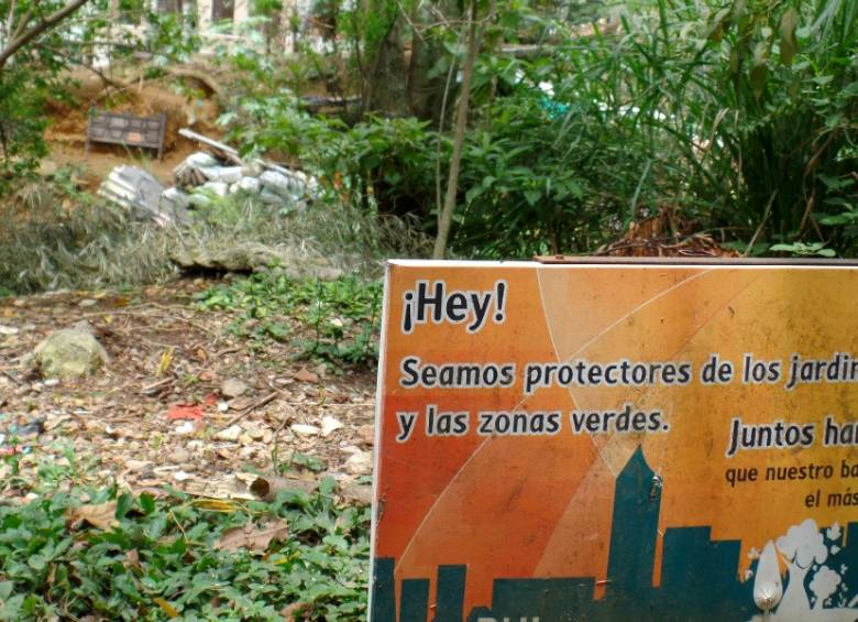 Escombros y basura en el Parque Lineal La Tinaja.