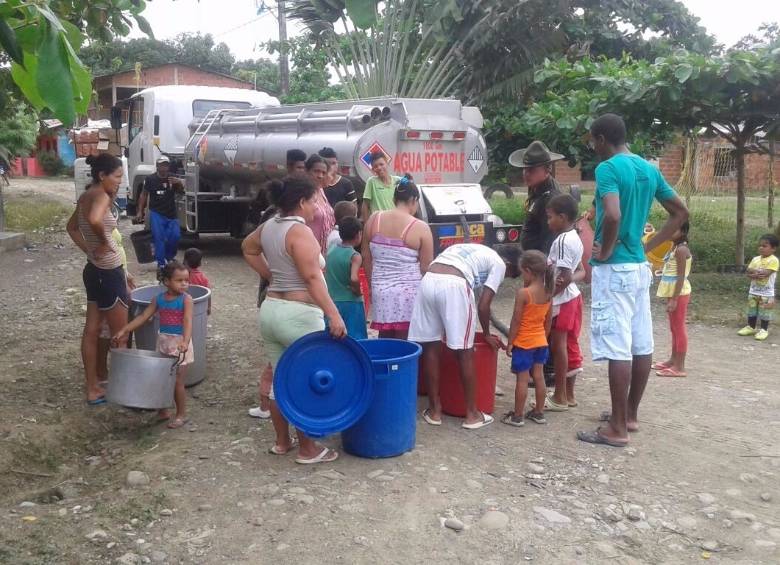 Los carabineros llevan agua potable a las comunidades más lejanas de Urabá, lo que contribuye a ganar la confianza de la población.