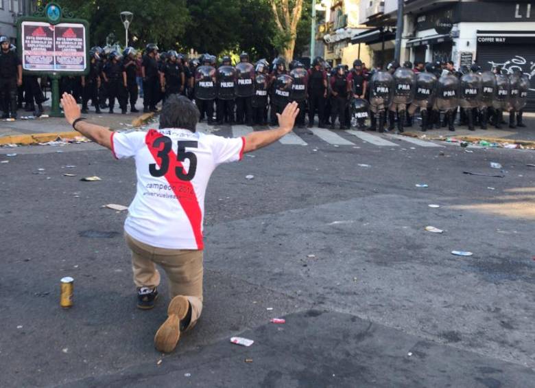La policía trató de controlar la gente que iba y venía tras el duelo fallido entre River y Boca, el sábado. FOTO AFP