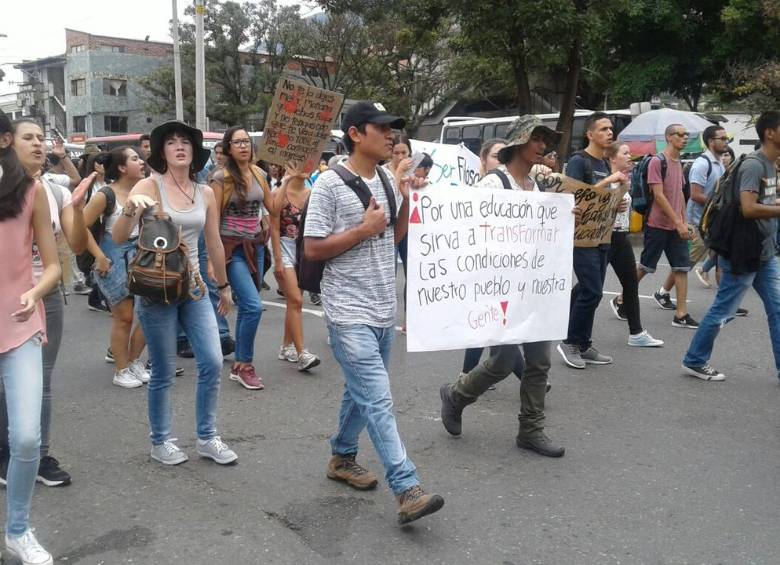 Marcha de estudiantes en Medellín. FOTO CORTESÍA COLOMBIA INFORMA