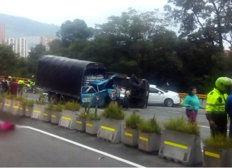 Choque múltiple deja dos muertos en Medellín