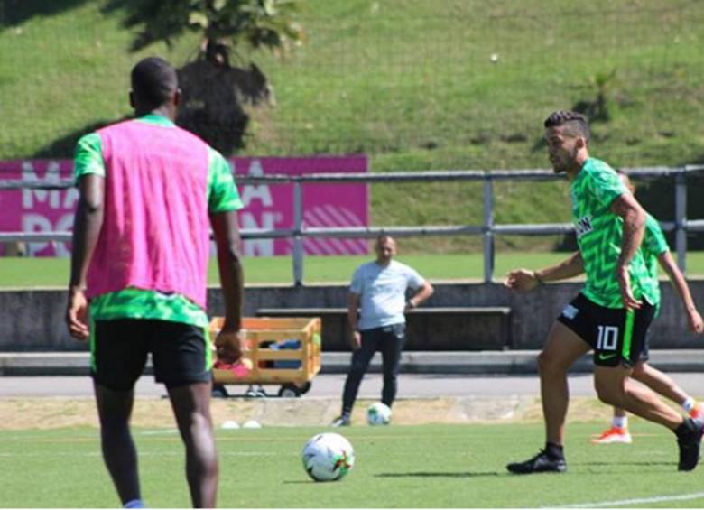 En la imagen aparece Andrés el “Rifle” Andrade portando el número 10, el cual dejó vacante el uruguayo Pablo Ceppelini, jugador que adquirió el Cruz Azul mexicano. FOTO cortesía @nacionaloficial