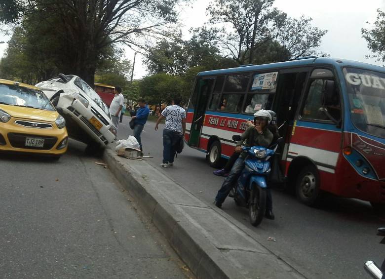 El hecho ocurrió a la 1:30 de la tarde en la carrera 53 con calle 2, en la Avenida Guayabal a la altura de la empresa Noel, sentido sur-norte. FOTO CORTESÍA