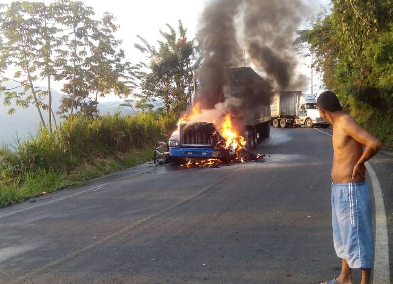 La guerrilla del Eln incineró una tractomula en la vía que comunica a los municipios de Yarumal y Valdivia. FOTO CORTESÍA
