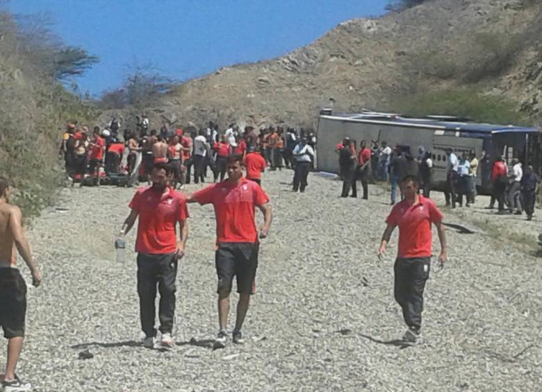 Este fue el momento en que los jugadores salían del bus accidentado en medio del caos. FOTO AP