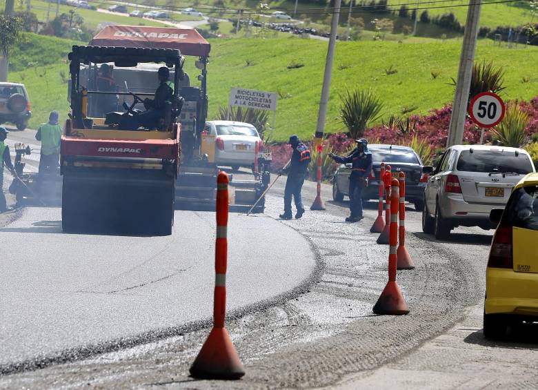 Operarios trabajan con una niveladora en la repavimentación, cerca del peaje de la variante. FOTO Julio César Herrera Echeverri