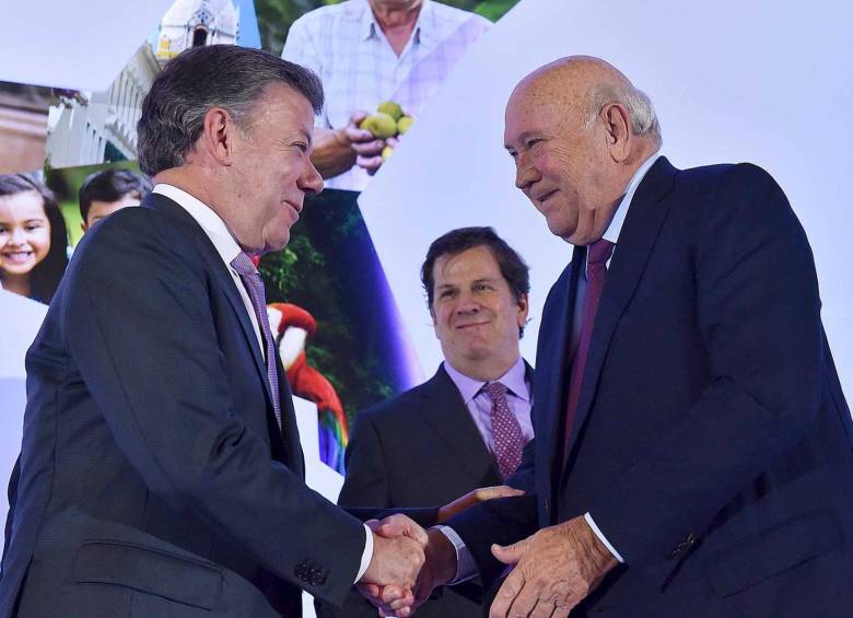 El expresidente de Sudáfrica ,Frederik de Klerk, habló con el presidente Juan Manuel Santos en un conversatorio organizado por la Universidad del Rosario y el diario El Tiempo. FOTO Reuters 