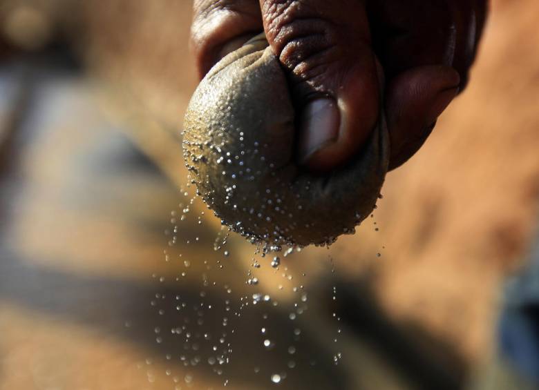 Una gran parte del mercurio utilizado en la minería de oro se va en las aguas de ríos y quebradas. FOTO Manuel Saldarriaga