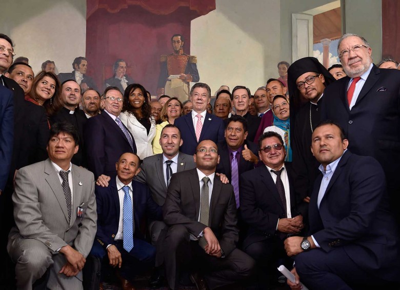 El 4 de julio del año pasado, Día Nacional de la Libertad Religiosa, el presidente Santos recibició el apoyo de más de 100 dirigentes religiosos para impulsar el Sí en el plebiscito. FOTO Presidencia