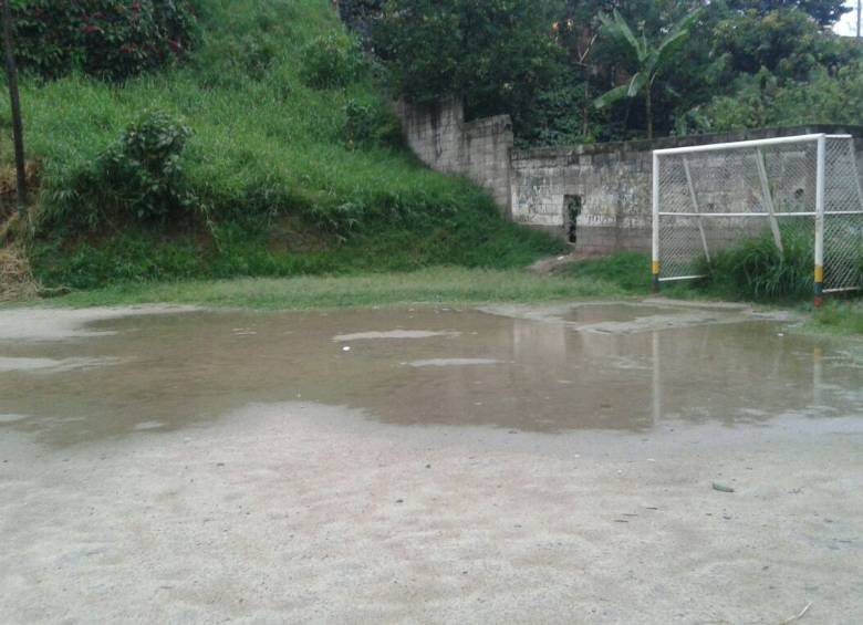 Prometen reparar cancha en deterioro en Itagüí