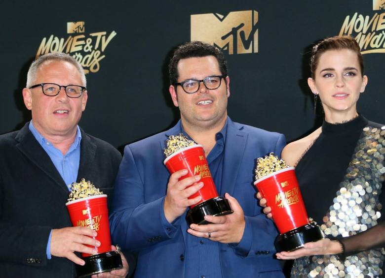 El director de La Bella y la Bestia, Bill Condon, y los actores Josh Gad y Emma Watson. Foto: AFP. 