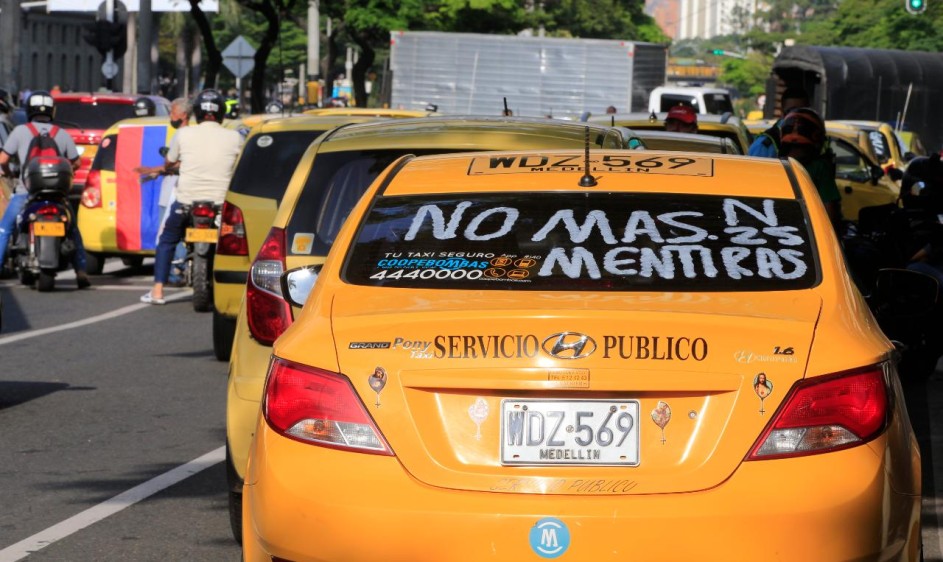 A las 2:00 a. m., comitivas de taxistas empezaron a llegar a la avenida Las Palmas, la Floresta, autopista Medellín - Bogotá y San Juan con la 65. Las manifestaciones también se están llevando a cabo en Bogotá, Cali, Bucaramanga, Manizales, Cartagena y Pereira, y tienen como fin protestar en contra de los proyectos de ley que buscan autorizar el servicio de transporte público a través de plataformas. FOTO JUAN ANTONIO SÁNCHEZ OCAMPO