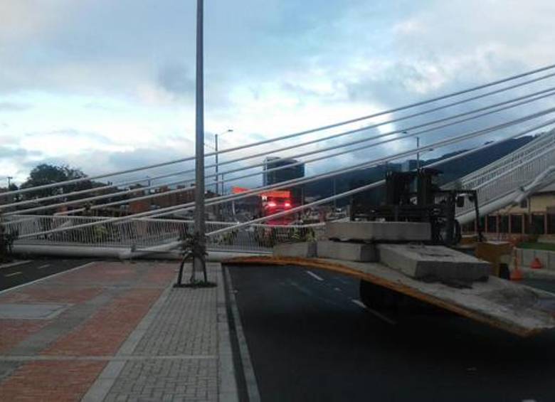 La caída del puente ocasionó el cierre de la vía en sentido norte-sur. FOTO CORTESÍA @CdteTransitoBog