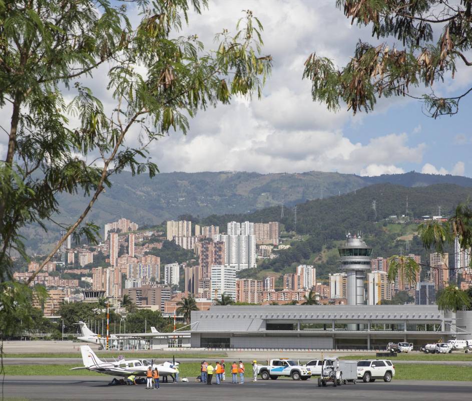 Desde las 2:47 de la tarde el aeropuerto Olaya Hererra tiene las operaciones aéreas normalizadas y la pista libre de obstáculos. FOTO EDWIN BUSTAMANTE