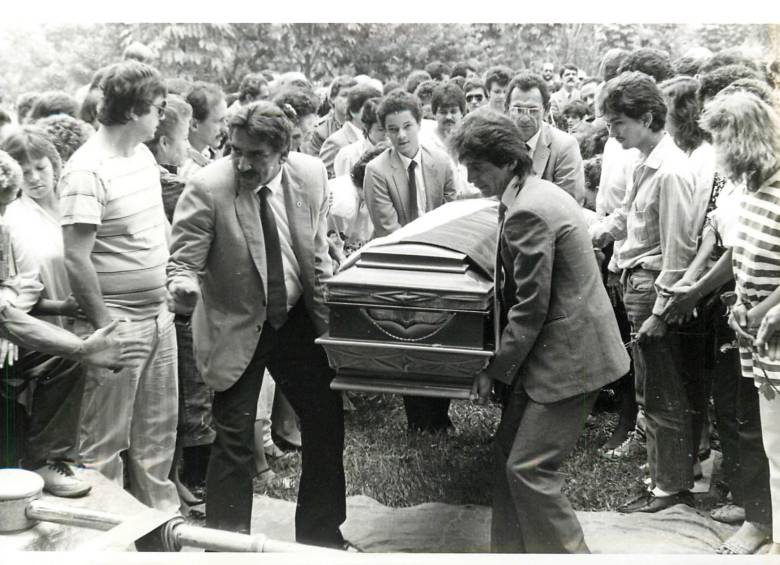 Sepelio del profesor de odontología Jorge Alberto Morales asesinado el 12 de abril de 1988. FOTO archivo Jorge Castrillón