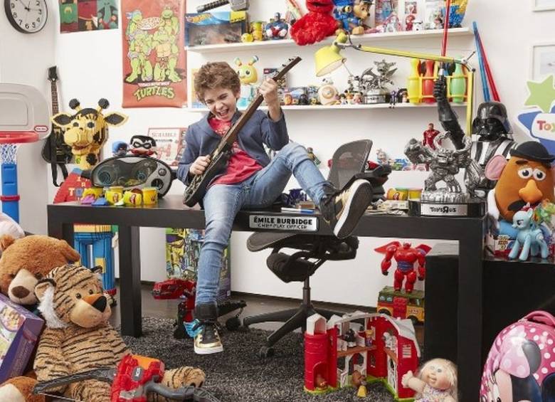Émile probará los juguetes de Toys R Us durante un año. Aplicó al cargo enviando un video a la empresa. FOTO Cortesía www.toysrus.ca
