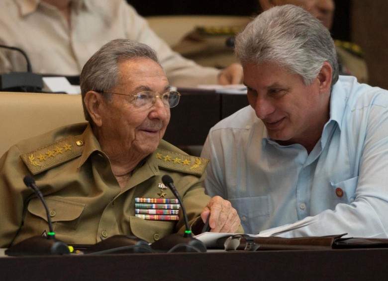 La cercanía política entre Castro y Díaz-Canel hace pensar que la apertura que muestra Cuba ante el mundo no se verá en realidad. FOTO AFP