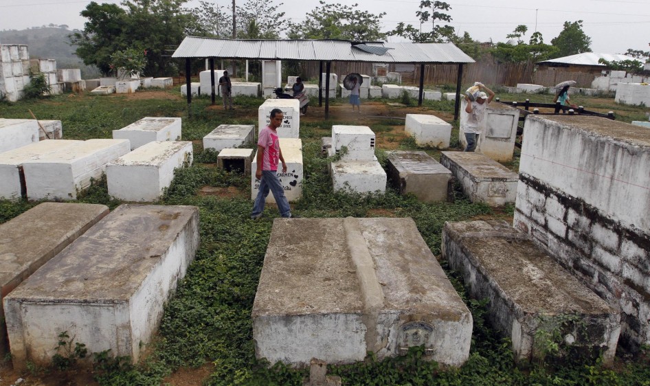 La mayoría de tumbas del cementerio de Pueblo Bello no están marcadas, pero sus habitantes saben quién está sepultado en cada una de ellas. FOTO: Donaldo Zuluaga.