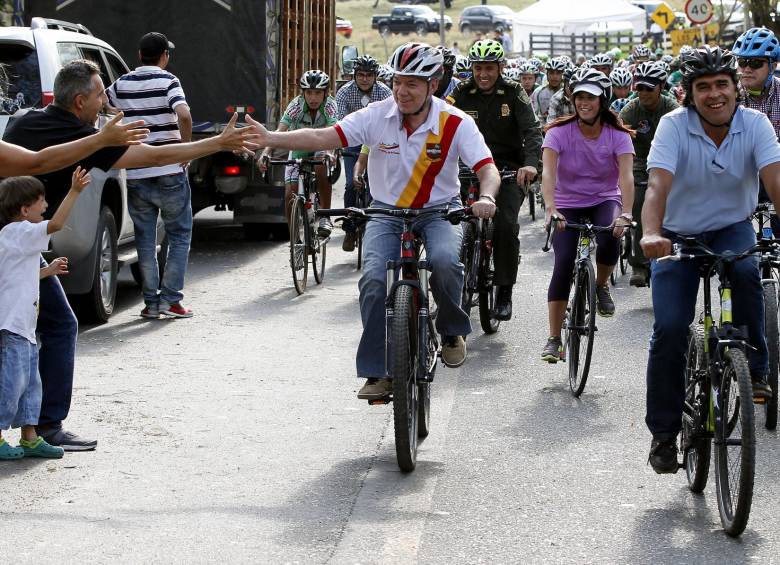 Durante el recorrido de aproximadamente 1.5 kilómetros entre Peñalisa y el puente de Bolombolo, el presidente saludó a los ciudadanos. FOTO JAIME PÉREZ.