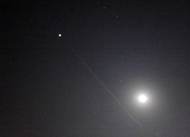 Según la agencia de noticias oficial de Siria, Sana, las defensas aéreas sirias interceptaron objetos hostiles en el espacio aéreo de Damasco. FOTO EFE