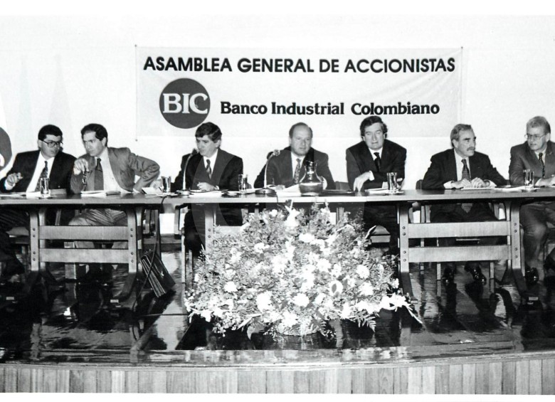 Asamblea del BIC. En la mesa, directivas del banco. FOTO: ARCHIVO EL COLOMBIANO