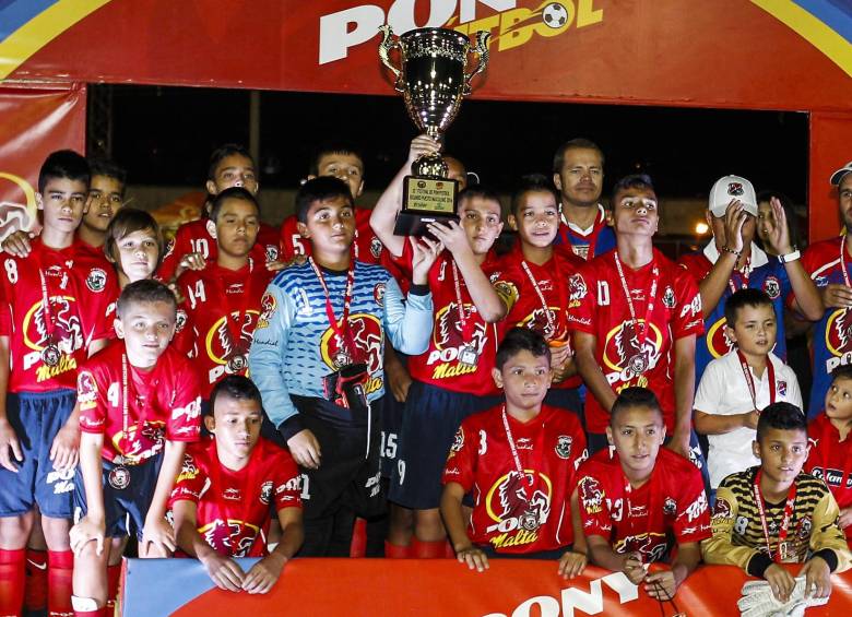 Niños del Independiente Medellín fueron premiados por el segundo lugar del Ponyfútbol. Foto jaime pérez