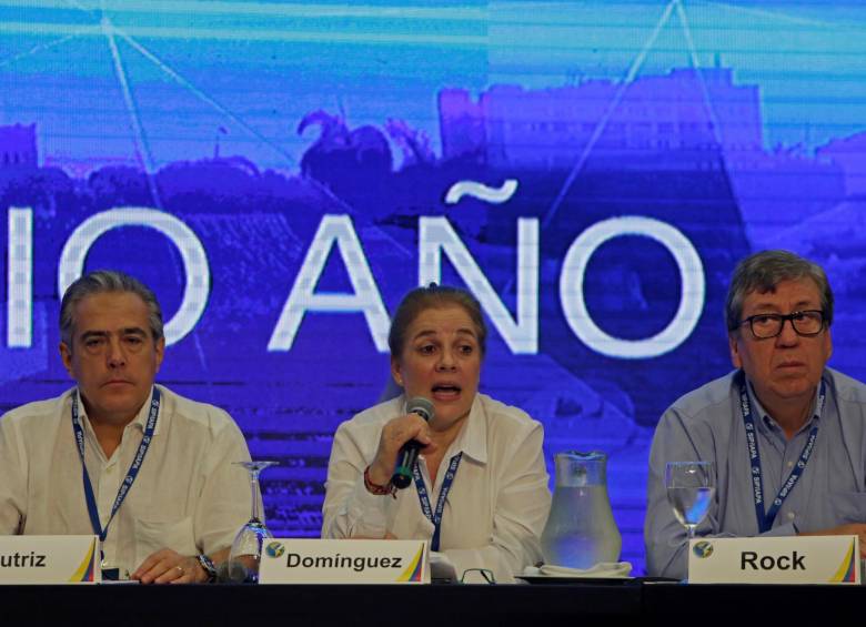 La presidenta de la Sociedad Interamericana de Prensa (SIP), María Elvira Domínguez junto al directivo de La Silla Rota de México, Roberto Rock y el presidente del grupo La Prensa Gráfica de El Salvador, José Roberto Dutriz, durante la presentación del informe de la prensa de la Sociedad Interamericana de Prensa (SIP): FOTO EFE