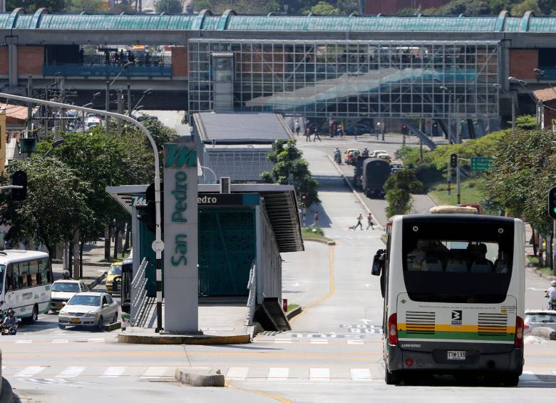 La estación San Pedro, sobre la calle Barranquilla entre las paradas de Hospital y Palos Verdes, es la única de las estaciones del sistema que no ha sido operada luego de su entrada en funcionamiento. FOTO julio césar herrera