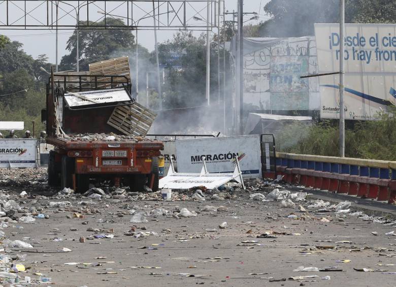 Camión incendiado en la frontera entre Colombia y Venezuela. FOTO: MANUEL SALDARRIAGA
