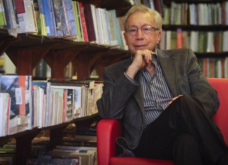 Felipe Ossa es el empleado más antiguo de la decana de las librerías de Colombia. Esta es la entidad que más libros vende en el país, con 1,5 millones de unidades al año. FOTO Colprensa