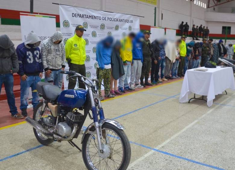 La Policía Antioquia captura a 27 integrantes de “Los Gavilanes”, banda delincuencial que opera en Marinilla. Foto: Policía Antioquia