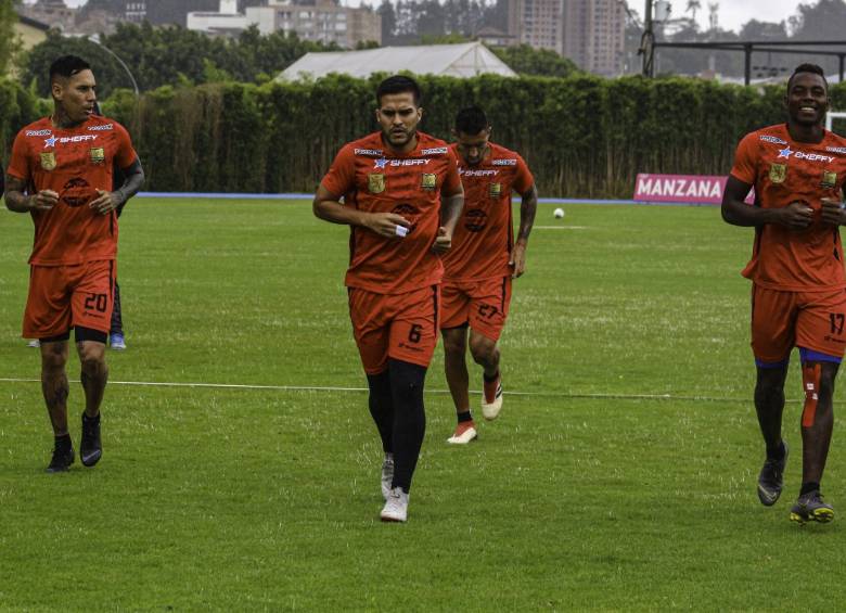 Giovanny Martínez, de guayos blancos, nuevo jugador de Rionegro y podría debutar este sábado. FOTO cortesía-águilas doradas
