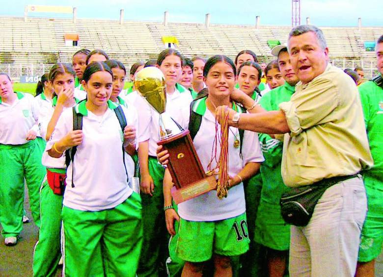 Antioquia logró el título juvenil en 2005, en Ibagué. Recibió el trofeo Paula Botero, capitana del equipo. Lo entregó el exárbitro Gilberto “Mecato” Aristizábal (q.e.p.d.). FOTO: archivo y cortesía Fifa
