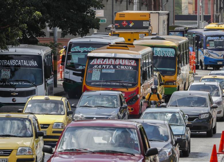 Según la Secretaría de Movilidad de Medellín, en el Aburrá circulan 550.000 carros y 750.000 motos. Otros 350.000 vehículos entrarían con turistas para Navidad y fin de año. FOTO Manuel Saldarriaga