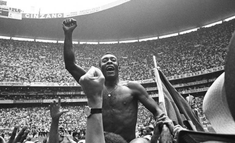 El Mundial de 1970 convirtió a Pelé en el primer futbolista con tres títulos mundiales. FOTO TOMADA DE FOURFOURTWO