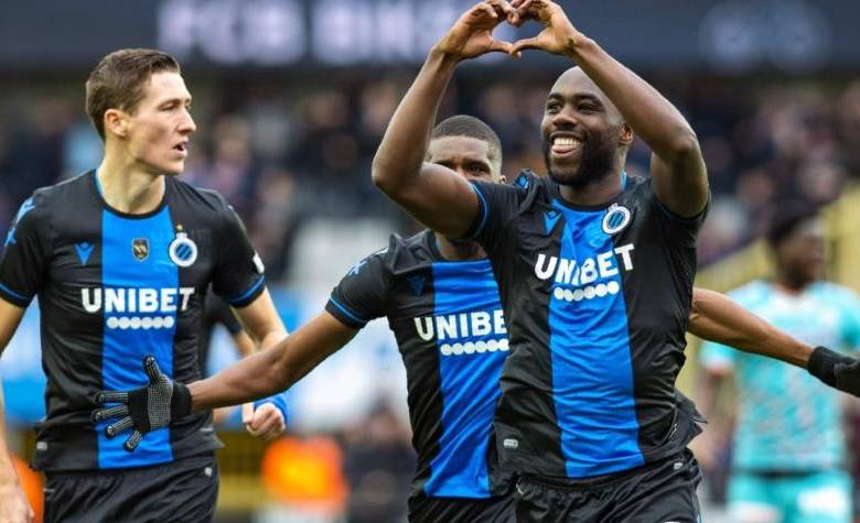 El central colombiano, Éder Álvarez Balanta, se consagró como campeón de la Liga de Bélgica este viernes. FOTO AFP