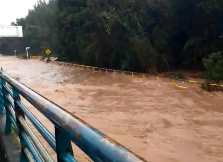 En videos registrados por testigos se observa el paso, con dificultad, de buses y otros vehículos luchando contra la corriente del agua. FOTO CAPTURA DE VIDEO
