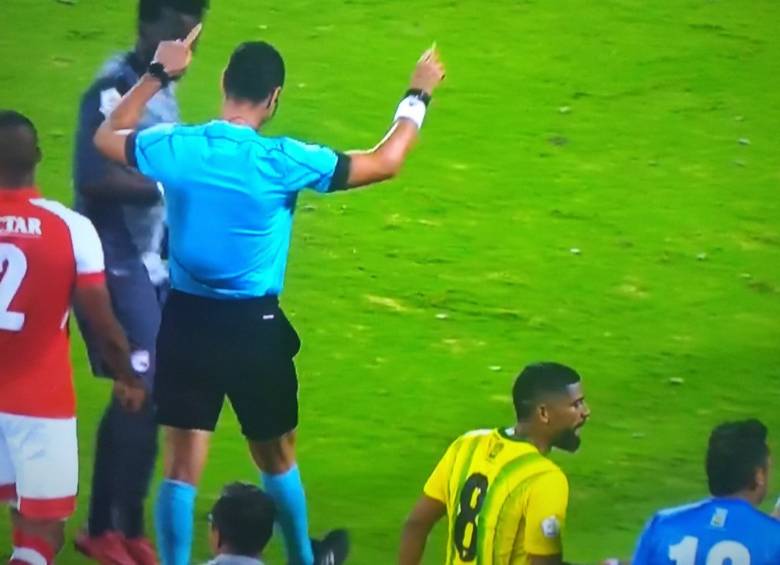 Wilmar Roldán haciendo señas de VAR en el fútbol colombiano, pero aún no se ha implementado. FOTO TOMADA DE TWITTER