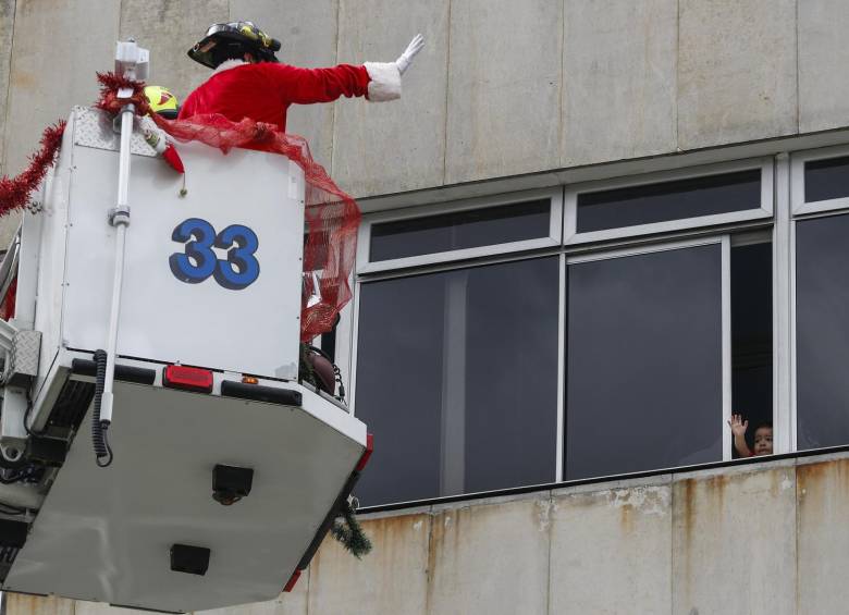 Papá Noel bombero visitó camilla de los más pequeños en el San Vicente