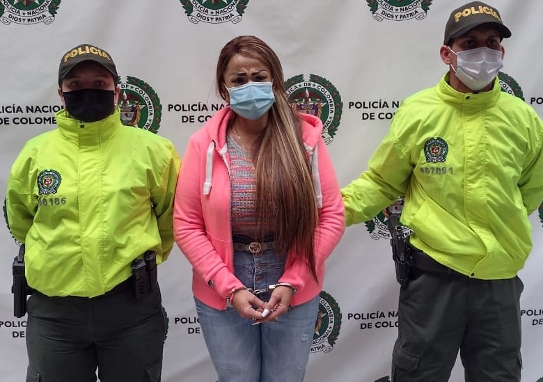 Así fue presentada por la Policía la mujer de 47 años, alias “Pestañas”, capturada en el municipio de Sabaneta. FOTO: CORTESÍA DE LA POLICÍA.