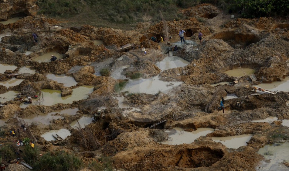 45 mil personas trabajan en estas explotaciones antioqueñas ubicadas en Caucasia, El Bagre, Tarazá y Cáceres, donde además hay 86 quemadores de oro y mercurio. Cinco empresas tienen título minero, pero el 80 % de las minas no están en procesos de formalización. Foto: Donaldo Zuluaga Velilla