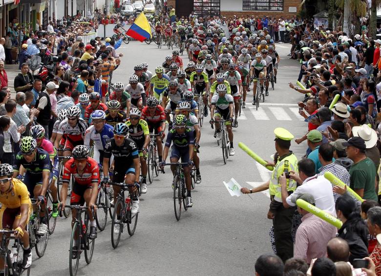 Los ciclistas pasaron por el parque principal de La Ceja donde los esperaba una multitud. FOTO JAIME PÉREZ